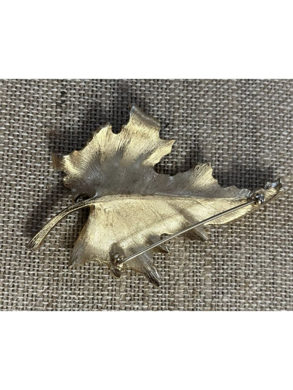 Crown Trifari Vintage Gold-Tone Maple Leaf Brooch Pin Jewelry 3" X 2" - Picture 6 of 8